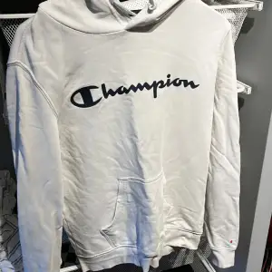Champion tröja vit med tryck på bröstet