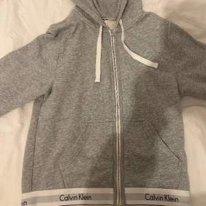 Zip up hoodie från Calvin Klein. I storlek s. Skriv för fler bilder