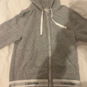 Calvin Klein zip-up hoodie - Zip up hoodie från Calvin Klein. I storlek s. Skriv för fler bilder