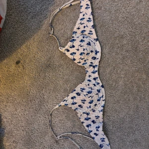 Blommig bikini  - Blommig bikini sett Överdelen har en bygel  