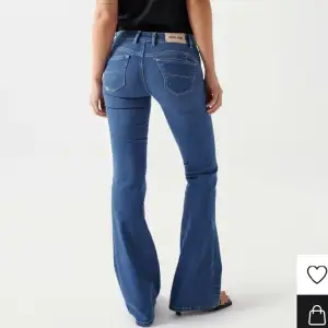 Säljer dessa skit snygga jeans för dom va tyvär för stora för mig, dom är bara använda två gånger och är i jätte fint skick. Skicka om du är intresserad🩷