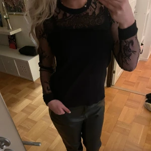 Blus med spets  - Supersnygg blus/tröja med spets från märket Margit Brandt!! Tröjan är bara använd en gång och är i storlek M!💘