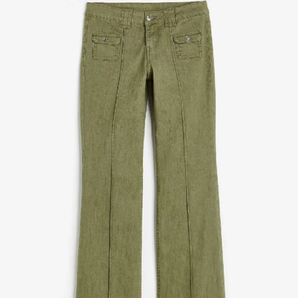 Säljer mina gröna jeans från hm i storlek 34. Säljer då dom är för stora. Hade kunnat byta mot ett par i 32. Bra skick. Lånade bilder. Jeans & Byxor.