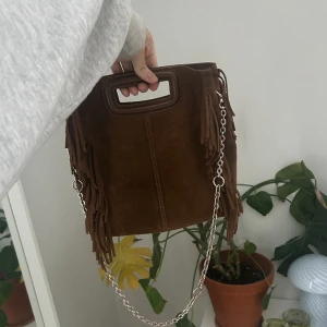 Maje väska - Vill sälja min stora maje väska för att den inte längre kommer till användning, den är i fint skick💗💗💗Endast läder bandet följer med inte kedjan! Pris kan diskuteras 