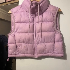 Zara väst  - Rosa väst från zara användes mycket förut och har några fläckar men borde gå bort om man tvättar den. Köptes för 500 storlek M men passar mig som är xs💕💕