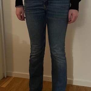 Fina bootcut jeans i bra skick. Köpta på Gina young. Säljer pga att dem börjar bli för små.💘