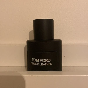 Tom Ford Parfym - En läder parfym, knappt använd 25 ml. Ordinarie pris 1400 kr Säljs för 950 . Pris kan diskuteras. Flaskan är 25 ml så den är inte rörd. 