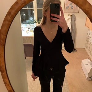Svart blus - En jätte fin blus is svart, den har ett svagt glitter mönster (bild 2) och man drar den genom ett hål vilket gör att man kan sjustera hur taight man vill att den ska sitta (bild 3)! ⚠️ Inga fläckar det är min spegel som är smutsig! ⚠️