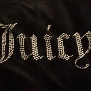 Juicy byxor - Säljer dom här coola juicy byxorna jag köpte här på plick men som tyvärr inte kommer till användning då dom inte är min stil längre💋 dom har inga synliga fläckar eller så men dom är lite håriga då jag har 3 katter hemma😭 men d går lätt bort!!❤️ 