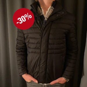 Colmar jacka - Säljer nu en Colmar jacka i nyskick, 10/10. Snygg färg som passar till allt, jättebra kvalité som håller länge, inga tecken på användning. Nypris 4999kr, mitt pris 1299kr! Priset är förhandlingsbart vid snabb affär, paketpris kan fixas!