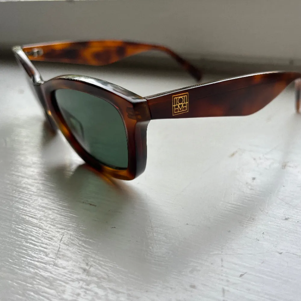 Otroliga solglasögon som svider att sälja… väldigt fint skick, inga repor (däremot saknas fodralet, men kan skicka i annat fodral så de inte förstörs i frakten). Modellen heter ”the classic sunglasses” 🫧. Övrigt.