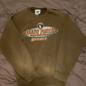 Vintage Sweatshirt  - Riktigt fin brun vintage sweatshirt som passar storlek M, skön oversized fit, 