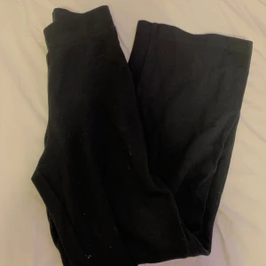 Kostymbyxor i mjukis  - Säljer dessa midwaist byxorna eftersom dem är för små för mig! Passar om man är under 160 cm ❤️ lite svårt att få byxorna bra på bild så kom priv för mer bilder o frågor 🤩 