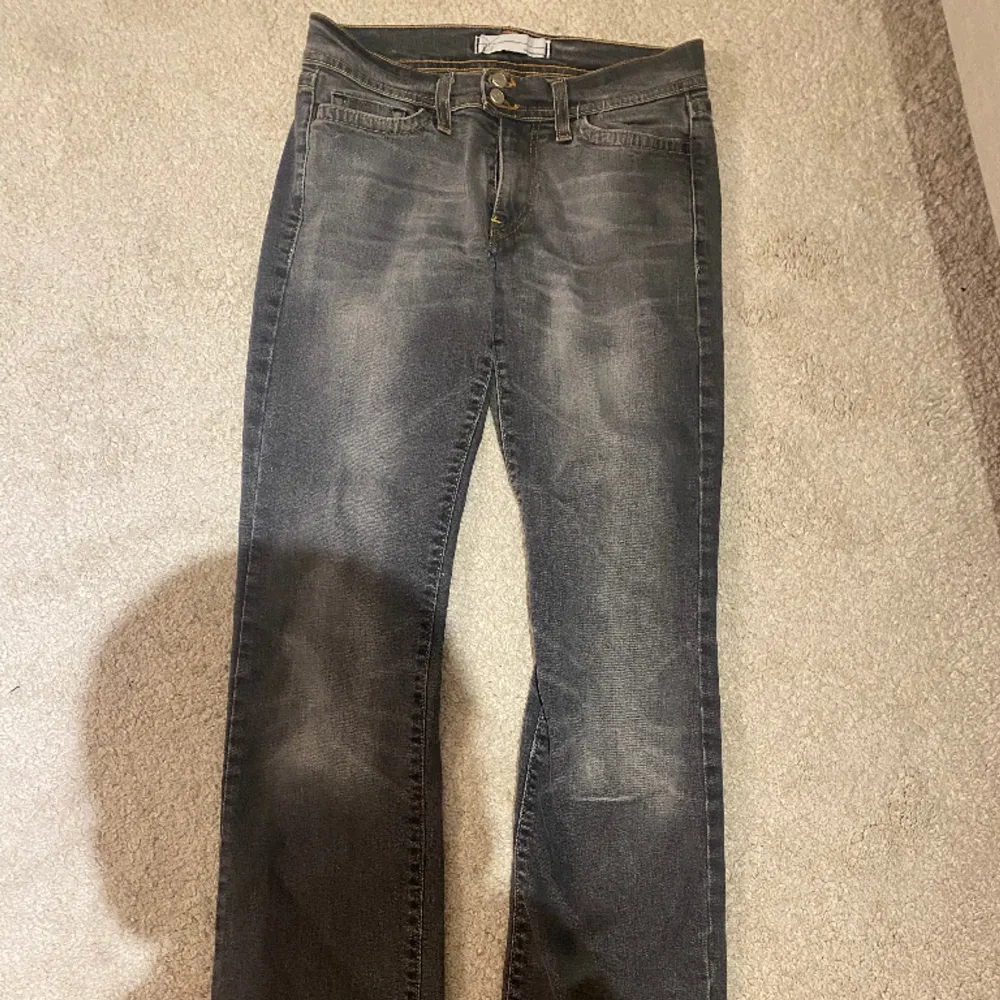 Jättefina gråa vintage jeans, använda fåtal gånger. Men sitter tyvärr inte så bra på mig💕skulle säga att de passar 32-36. Jeans & Byxor.