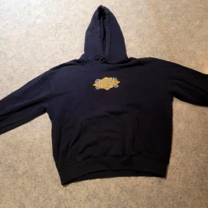 Sweet sktbs hoodie - Storlek medium Säljer för att den inte kommer till användning längre Köpte för 700 säljer för 100