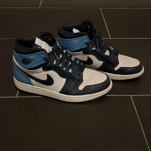 Jordans 1 mid - Säljer mina exakta kopior på Jordans 1 mid, strolek 39. Använda ca 4 gånger. Säljer dom för 300kr + frakt ❤️