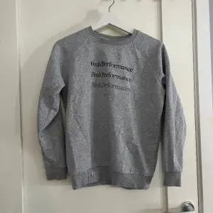 Säljer peak sweatshirt, priset kan diskuteras vid snabb affär. Skriv i dm för mer info 