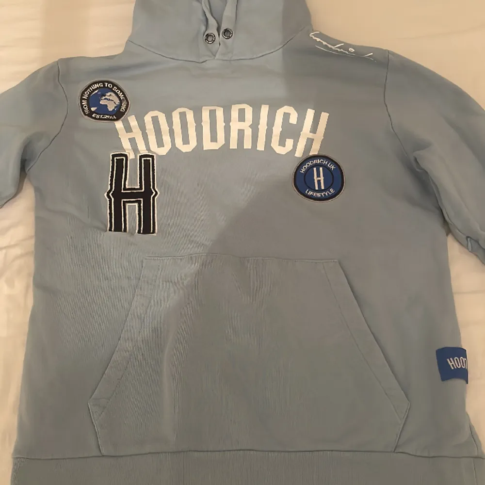 Säljer hoodrich hoodie pga liten skick 10/10 hör av er vid flera frågor. Hoodies.