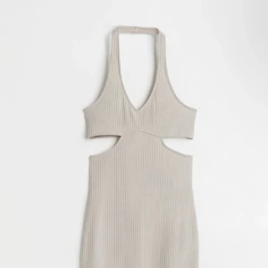 Grå/beige klänning - Grå/beige tajt långklänning från h&m, aldrig använd. 