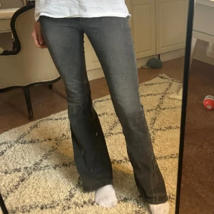 Frame jeans  - Säljer mina jeans från Frame. Köptes för ungefär 3600 kr. Har lite slitningar längst ner vid hälen men detta är inget man tänker på och de är i bra skick överlag. (Fläckarna sitter på spegeln inte på själva jeansen)