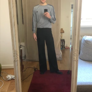 Flare jeans - Perfekta flarejeans behöver nytt hem, mycket kärlek har kastats i dessa 