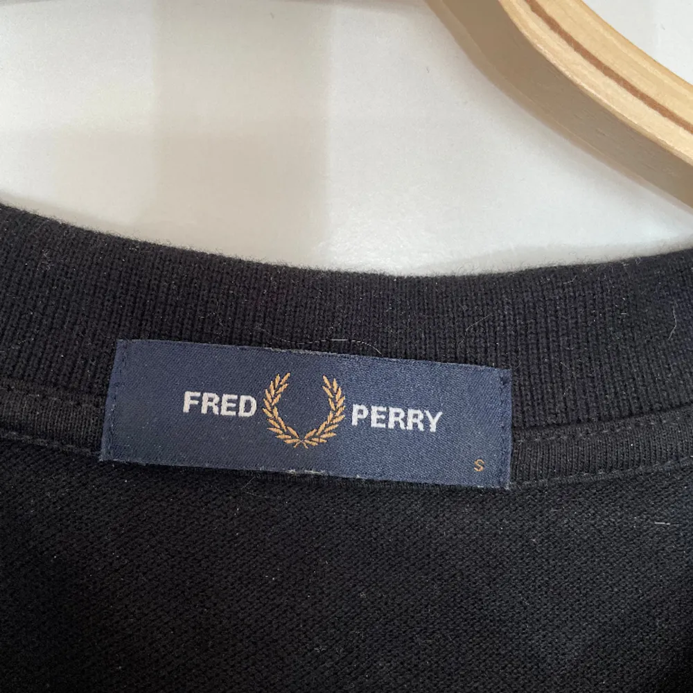 Fred Perry piké i riktigt riktigt fint skick 😁. T-shirts.
