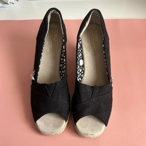 Klackskor Toms  - Nu säljer jag mina klackskor från Toms.  De är i storlek 37 och är i bra skick. Skriv gärna om du är intresserad💖