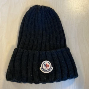 Mössa - De skulle vara en boll på toppen men den är fin ändå,äkta moncler mössa, pris kan diskuteras ❤️
