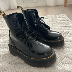 Dr. martens  - Modellen är glansiga plattform. I princip oanvända, storlek 37💞