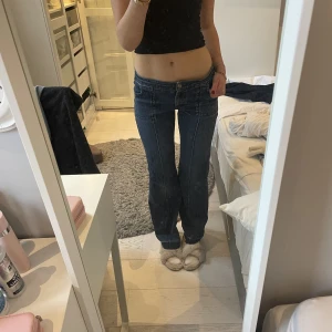 Lågmidjade jaens  - Säljer mamma gamla lågmidjade jeans. Dem är stretchiga och väldigt sköna, skulle säga att dem är lite större i Storleken. 