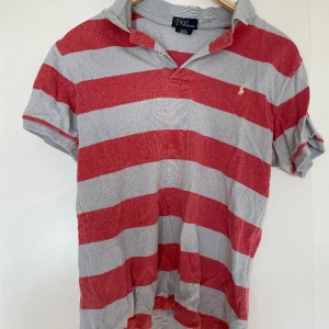 Ralph lauren  - Snygg Ralph lauren piké som sitte som S/M skulle jag säga 😍😍