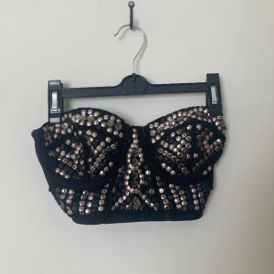 topp - topp från bikbok med paljetter, skriv om du har frågor💘