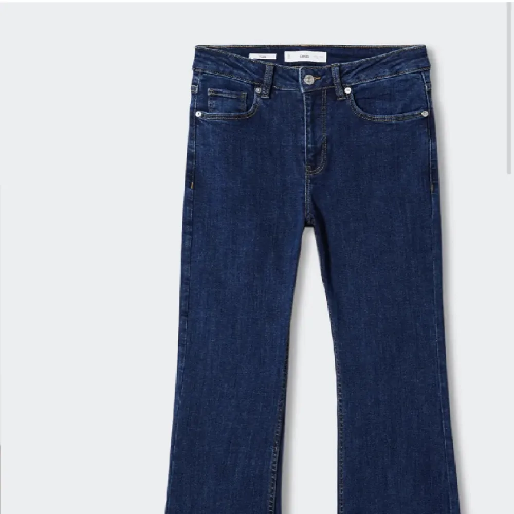 Säljer galet snygga midwaist utsvängda jeans!!. Jeans & Byxor.