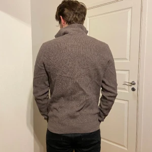  Grå zipptröja  -  Säljer denna bruna sipptröja. (tryck gärna på ”köp nu”).