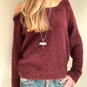 Tröja - Jättefin vinröd mjuk tröja! Vi har klippt kragen så den är mer off shoulder!💞 Hör av er vid fler frågor. Priset börjar vid 150kr. Materialet är väldigt mjukt och skönt! Frakt- 58kr. ❗️Fri frakt gäller inte❗️