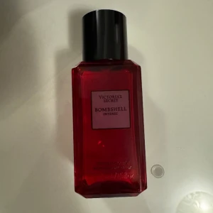 Victorias Secret Bombshell Spray - Knappt använd bodyspray från Victorias Secret! Minns inte nypris men buda gärna då pris kan diskuteras!💖