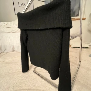 Svart offshoulder tröja - Säljer denna fina trendiga offshoulder tröja från Hm. Använd 1 gång i nytt skick💕