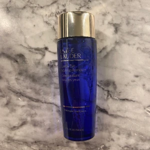 Estee Lauder Gentle Eye Make-up Remover Liquid - Estée Lauder Gentle Eye Makeup Remover är ett sminkborttagningsmedel för ögonen som snabbt och skonsamt tvättar bort smink från huden kring ögonen utan att göra huden fet. HELT NY/OANDVÄND! Har inte ens öppnat produkten