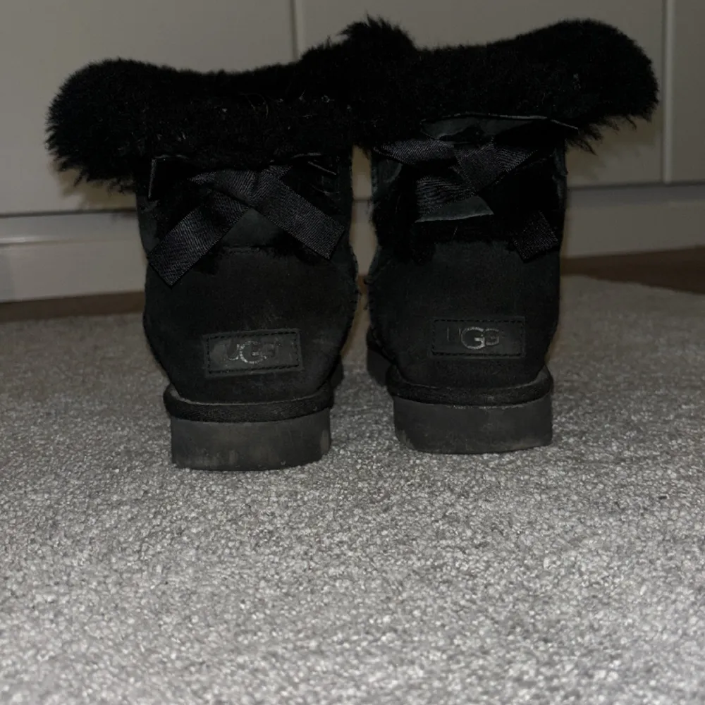 UGGs skor i storlek 37, snygga under vinter/vår. De är i ett fint skick men en söm har släppt i bak, meddela för fler frågor . Skor.