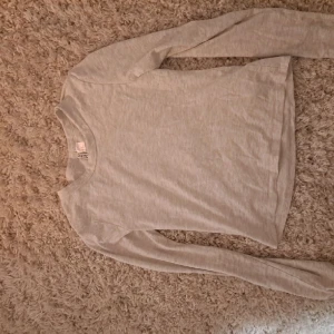 Långärmad tröja  - Grå långärmad tröja i bra skick storlek M