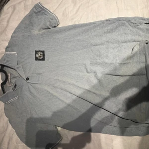 Stone island piké - Hej säljer nu min stone island piké tröja då den inte kommer till användning, den är i storlek 12-13 år, köpt på nk för 1250kr
