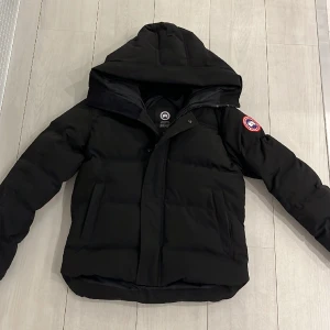 Canada goose jacka - Säljer nu denna canada goose macmillian jacka i storlek S och är i väldigt bra skick. Perfekt för vintern. Använd sparsamt. Vid frågor och funderingar är det bara att skriva.