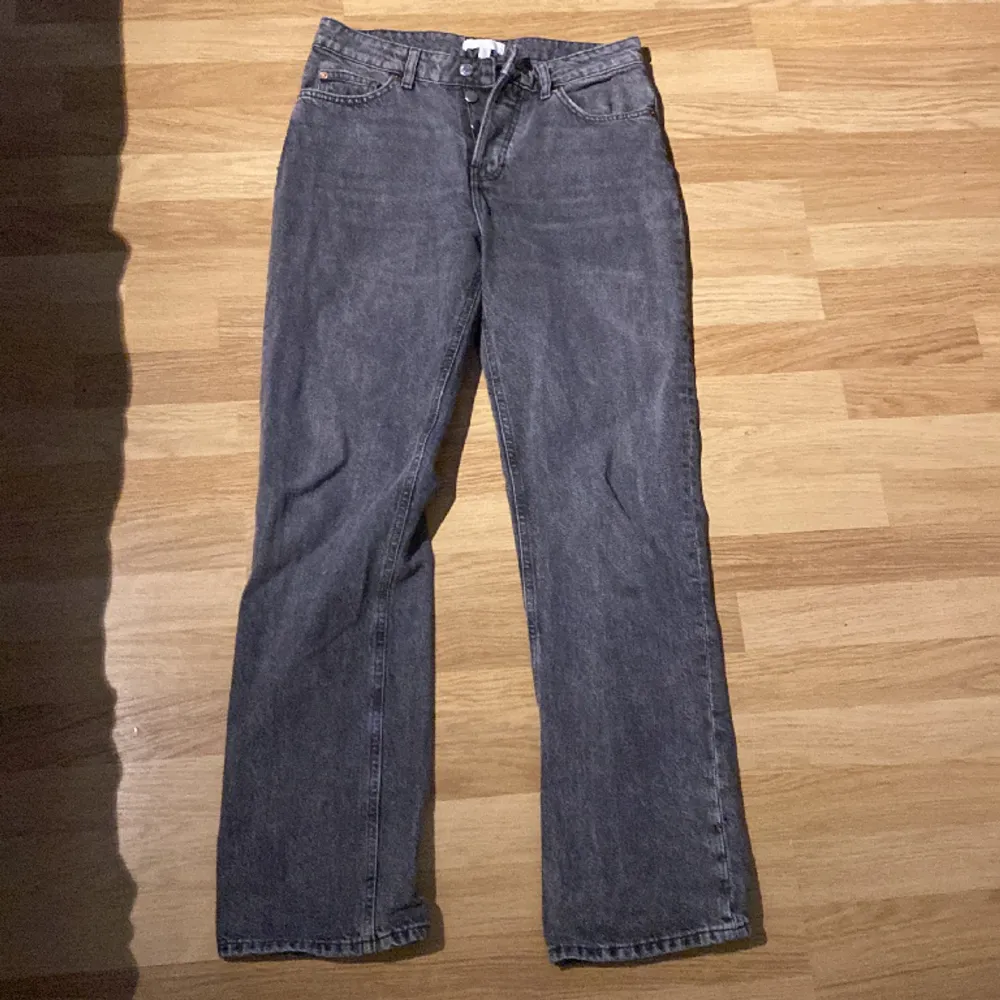 Jeans från H&M som inte kommer till användning för att dem är för små och lite för korta!🫶Det står att de är strl 38! 🫶pris går att diskutera!. Jeans & Byxor.