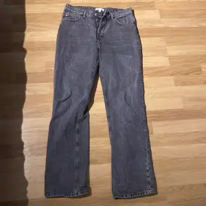 Jeans från H&M som inte kommer till användning för att dem är för små och lite för korta!🫶Det står att de är strl 38! 🫶pris går att diskutera!