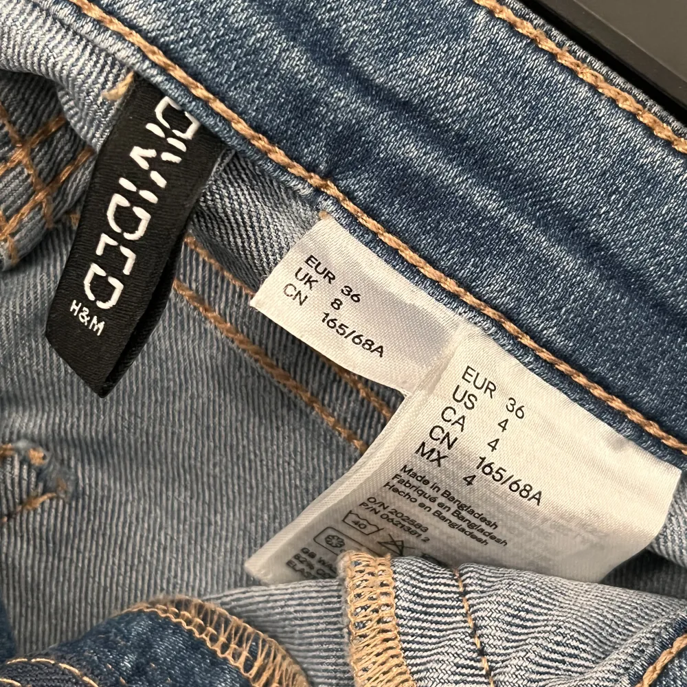 Ripped denim jeans från H&M i mycket gott skick. Stl. 36. Pris kan diskuteras. Jeans & Byxor.