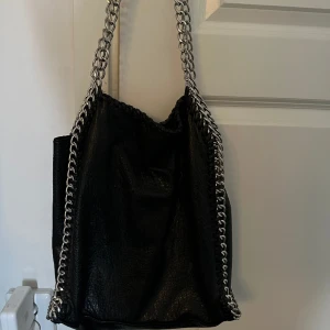 Tiamo väska  - Tiamo väska i rätt så bra skick då den inte använts på länge, finns dock lite fläckar på ena sidan, pris kan diskuteras❤️