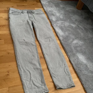Gråa Jeans - Ett par riktigt snygga jeans från hm. Använda en gång.  Pris kan diskuteras! Passar de flesta mellan 170- 185 skulle jag tro! Hör av dig vid funderingar!