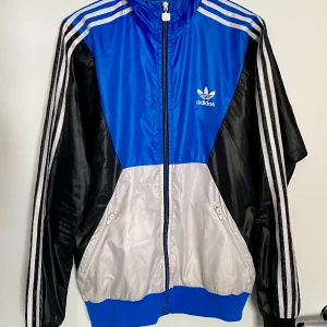 Vintage Adidas vindjacka stl M - Vintage Adidas windbreaker jacka, stl M i bra skick! Se bilder för skick.