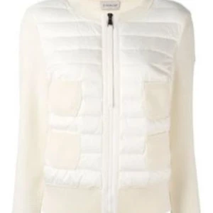 moncler jacka - säljer denna as snygga moncler ja kan som jag endast använt 2 gånger❤️nypris 8500kr helt nyskick, kan också tänka mig att byta till en likadan antingen en sån som jag har eller en vit eller svart cardigan❤️äktenhetsbevis finns