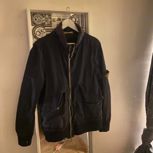 Stone island jacka -  mörkblå Stone island jacka med framtag bar luva i kragen, lite äldre modell så inte 10/10 kondition, saknas en knapp på en av fickorna typ 6/10 kon 